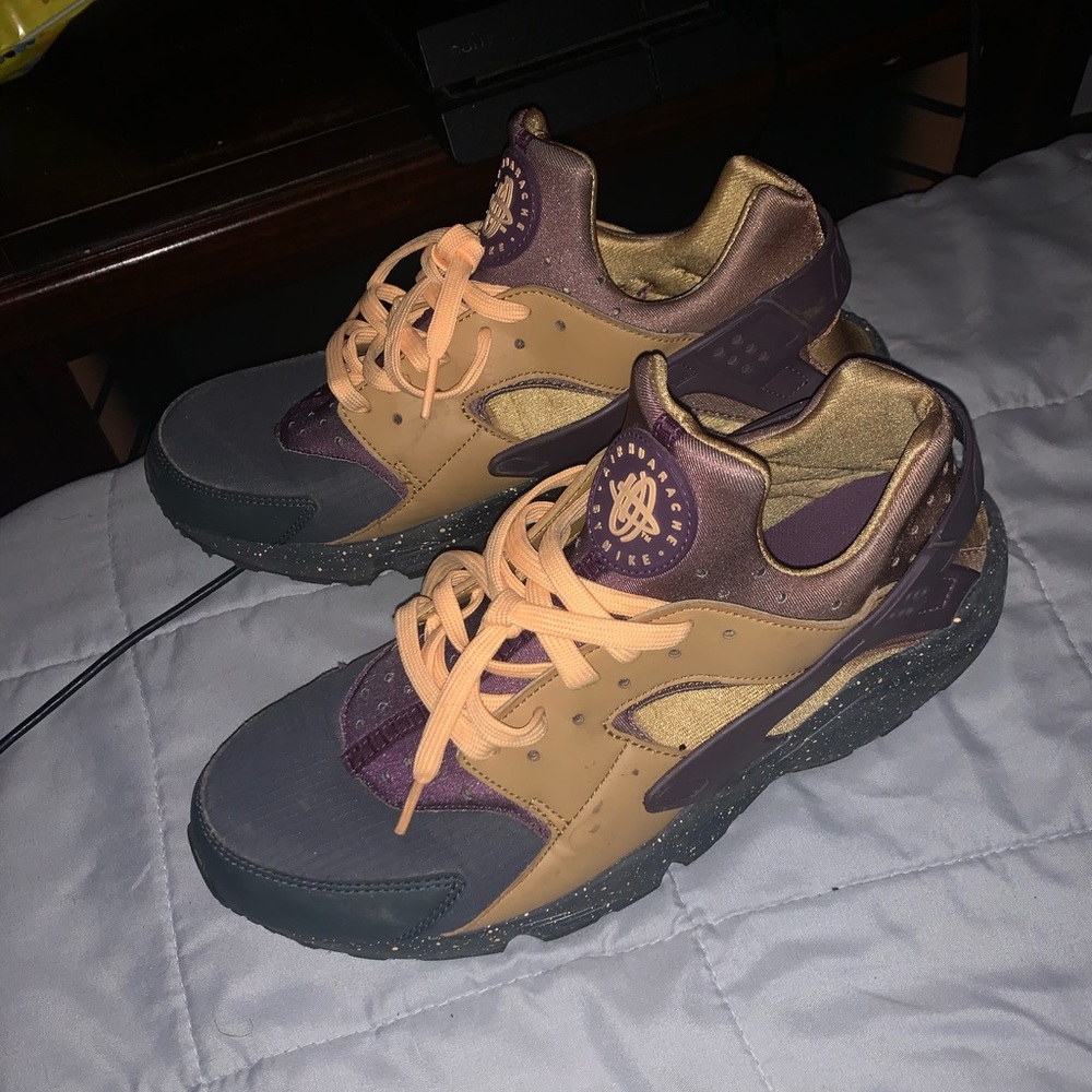 Huraches size 10 but fit a 9